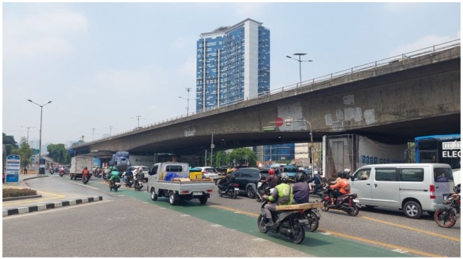 Arus lalu lintas di persimpangan Jalan K.S. Tubun dan Jalan Palmerah Utara, Jakarta pada Jumat (28/8/2026), lancar dan kondusif. 