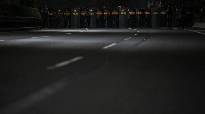 Polisi membentuk barikade di Jalan Tol Dalam Kota saat mengamankan aksi Aliansi Masyarakat Pati Bersatu di depan kawasan Gedung DPR/MPR, Jakarta, Kamis (27/8/2026). [ANTARA FOTO/Hafidz Mubarak A/foc]