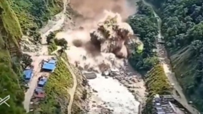 Bencana banjir bandang dan longsor dahsyat menerjang kawasan perbatasan Nepal dan Tibet, China. [Istimewa]