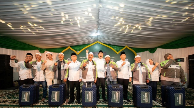 70 Mitra Driver Legend Gojek Berangkat Umrah. [Goto]