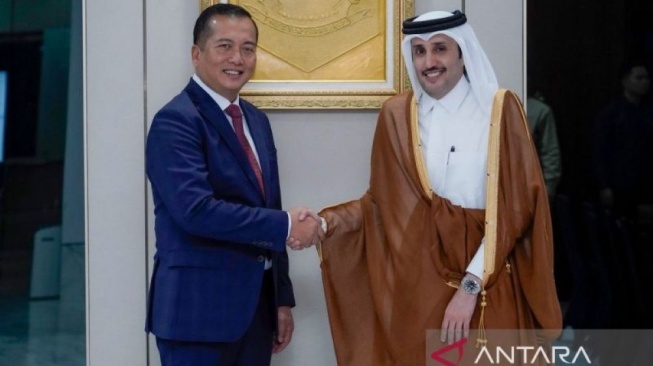 Duta Besar Qatar untuk Indonesia, Sultan bin Mubarak Saad Al-Dosari (kanan) bertemu Gubernur Nusa Tenggara Barat (NTB) Lalu Muhamad Iqbal (kiri). [Antara/Pemprov NTB] 