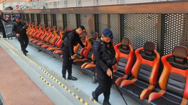 Personel Brimob Polda Metro Jaya memastikan tidak ada bahan peledak atau barang berbahaya di Jakarta International Stadium (JIS), Jakarta Utara, menjelang laga Persija Jakarta melawan Brisbane Roar, Sabtu (29/8/2026).
