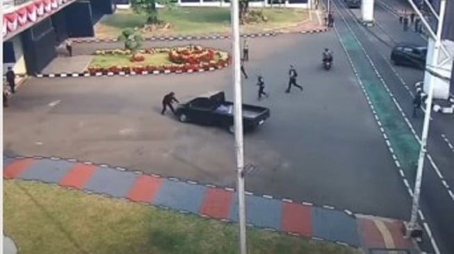 Bawa Sajam dan Mabuk, Sopir Pikap Terobos Gerbang DPR dan Tabrak Polisi Ditangkap!