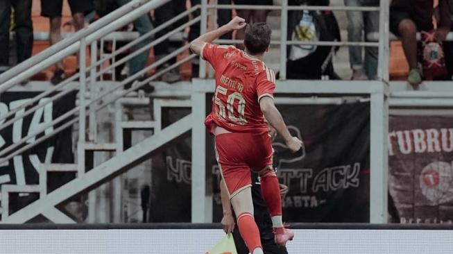 Pemain Persija Kerim Memija saat berselebrasi usai bobol gawang Brisbane Roar di Jakarta International Stadium (JIS). [dok. Persija].
