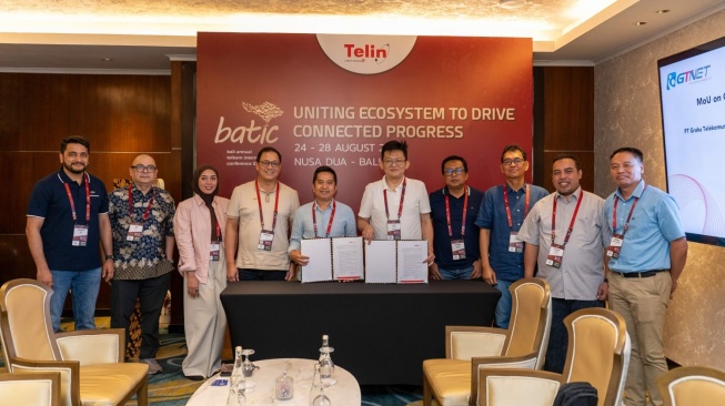 Telin dan PT Graha Telekomunikasi Indonesia (GTI) menandatangani MoU BSCS Fiber Pair Project dalam rangkaian BATIC 2026 di Nusa Dua, Bali. Kemitraan ini menjadi bagian dari upaya Telin memperluas kolaborasi strategis dan mengoptimalkan infrastruktur konektivitas internasional untuk menjawab kebutuhan konektivitas digital yang semakin tinggi. (Dok: Telkom)