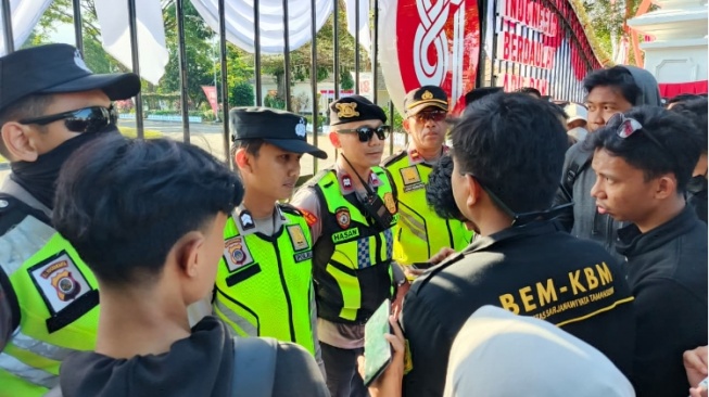 Pemasangan Spanduk Dilarang di Gedung Agung, Mahasiswa dan Polisi Berdebat