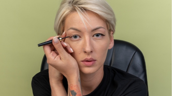 5 Eyeliner Pen Terbaik untuk Mata Sipit dan Monolid, Bebas Smudge!
