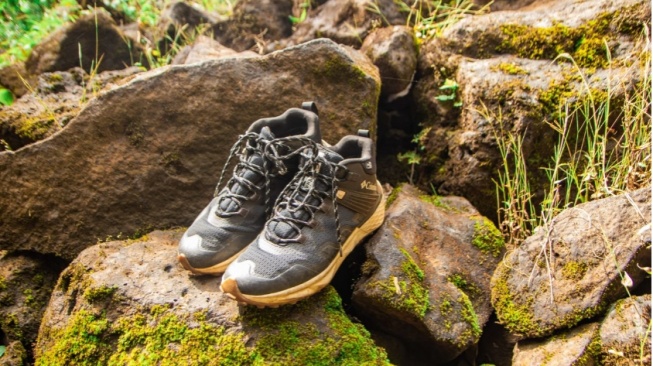 Rekomendasi 7 Sepatu Gunung Terbaik dan Awet: Mulai 500 Ribuan Aja!
