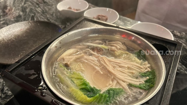 Cara masak daging shabu-shabu ala Goniku Senopati. [Suara.com/Dini Afrianti]