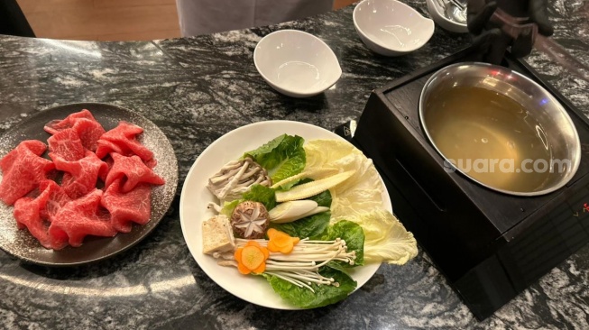 Cara masak daging shabu-shabu ala Goniku Senopati. [Suara.com/Dini Afrianti]