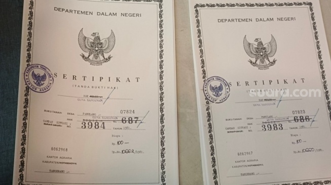 Sertifikat milik Yayasan Syarif Hidayatullah yang diklaim sebagai bukti kepemilikan sah atas lahan di SDI Pembangunan Pamulang. [Suara.com/Alif]