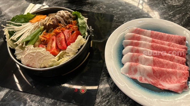 Cara masak daging shabu-shabu ala Goniku Senopati. [Suara.com/Dini Afrianti]