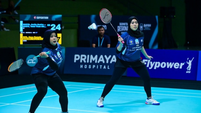 Campus League Badminton Semarang 2026 menerapkan sistem skor baru BWF. UNS mendominasi nomor perorangan, sementara UII menjadi juara kategori beregu. [Dok. Campus League]