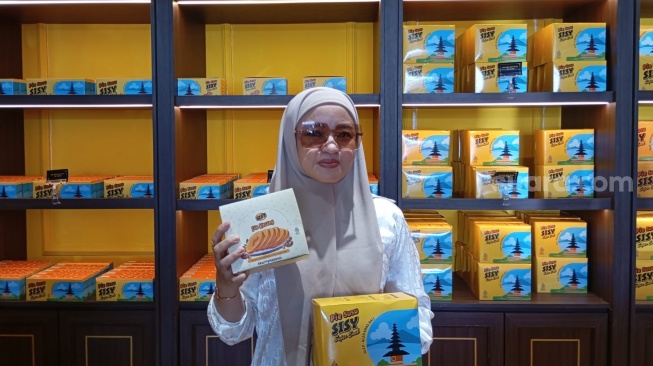 Founder Pie Susu Sissy, Purwaningsih alias Sissy di tokonya di Jalan Sesetan, Denpasar, Bali [Suara.com/Eviera Paramita Sandi] 