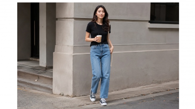 3 Sepatu Lokal yang Cocok Dipadukan dengan Celana Jeans, Tampilan Makin Stylish