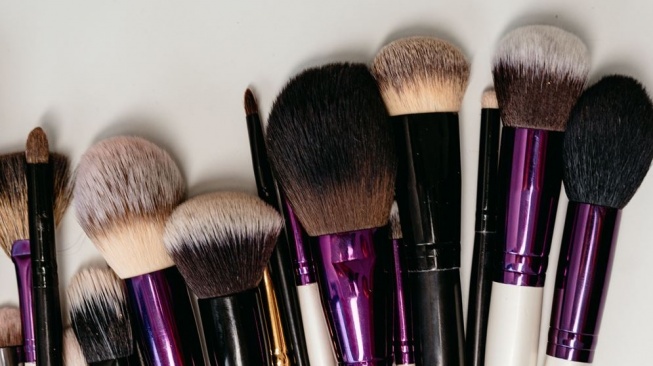 Mencuci Brush Makeup Pakai Sabun Apa? Ini Cara Membersihkannya agar Tetap Awet