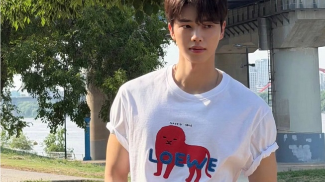 Boyfriend Material Banget! 5 Inspirasi Outfit Kekinian ala Song Kang