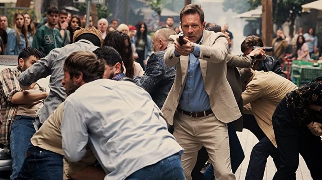 Film The Bricklayer yang dibintangi Aaron Eckhart dan Nina Dobrev akan tayang pada Senin (31/8/2026) malam ini pukul 22.00 WIB di Trans TV. [YouTube]