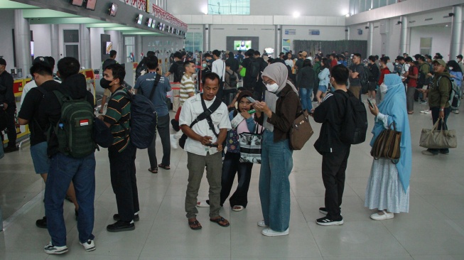 Sejumlah calon penumpang antre untuk pengajuan pengembalian tiket dan bagasi di Bandar Udara Tjilik Riwut, Palangka Raya, Kalimantan Tengah, Minggu (30/8/2026). [ANTARA FOTO/Auliya Rahman/nym]