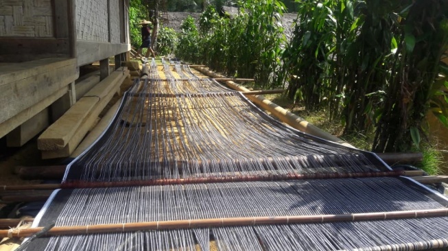 Pewarnaan benang untuk bahan baku kain tenun Baduy (Dok. Arsid Baduy)