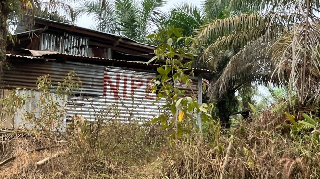 pos jaga ada tulisan sniper di desa Sidomulyo Musi Banyuasin