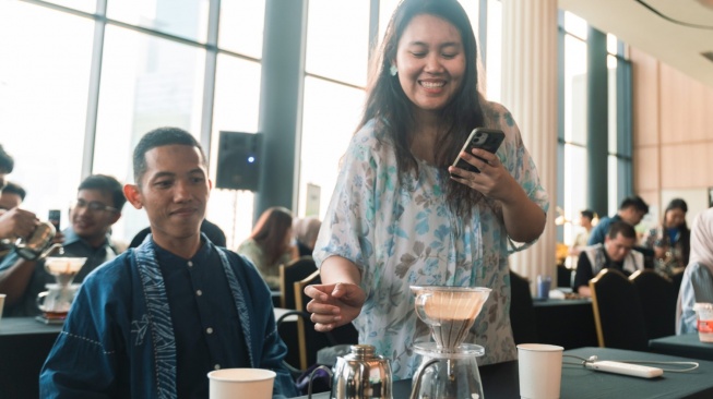 Peserta diajak untuk menikmati kopi. (Dok: Chandra Asri)