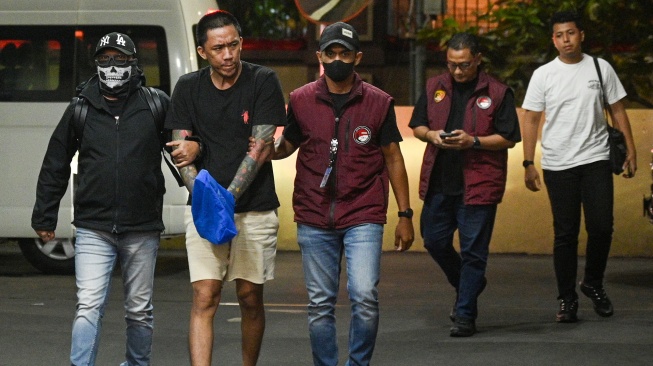 Petugas menggiring buronan kasus peredaran narkotika lintas negara Bayu Wicaksono alias Encek (kedua kiri) setibanya di Bareskrim Polri, Jakarta, Minggu (30/8/2026). [ANTARA FOTO/Fauzan/nym]
