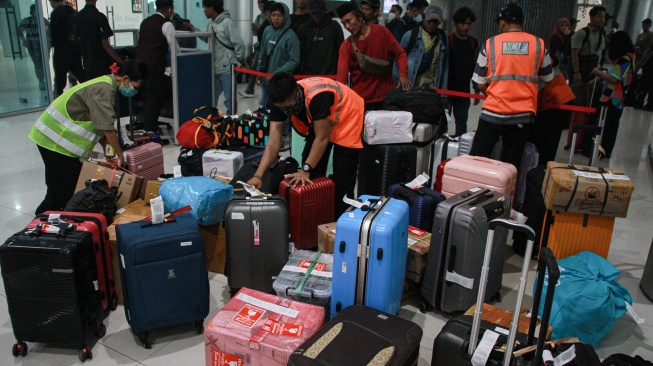 Petugas melayani pengembalian bagasi calon penumpang di Bandar Udara Tjilik Riwut, Palangka Raya, Kalimantan Tengah, Minggu (30/8/2026). [ANTARA FOTO/Auliya Rahman/nym]