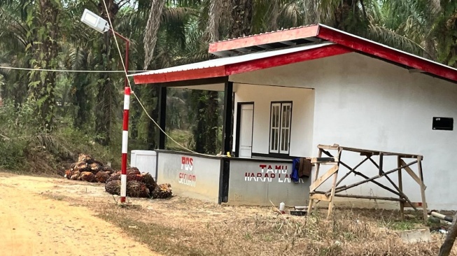 keberadaan pos jaga yang dibagun di lahan desa Sidomulyo