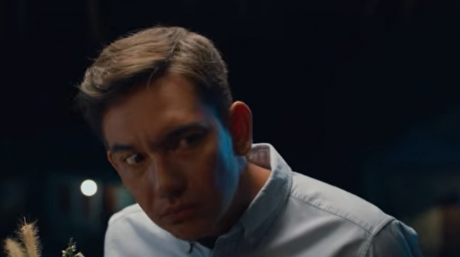 Review Film Mojoku Hilang!: Saat Adipati Dolken Nyamar Jadi Warga Kampung Demi Seekor Sapi Viral