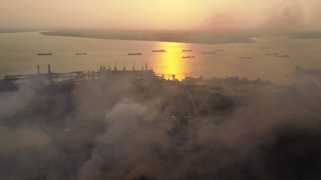 Foto udara kebakaran lahan di kawasan Kariangau, Balikpapan, Kalimantan Timur, Minggu (30/8/2026). [ANTARA FOTO/Angga Palguna/nym]