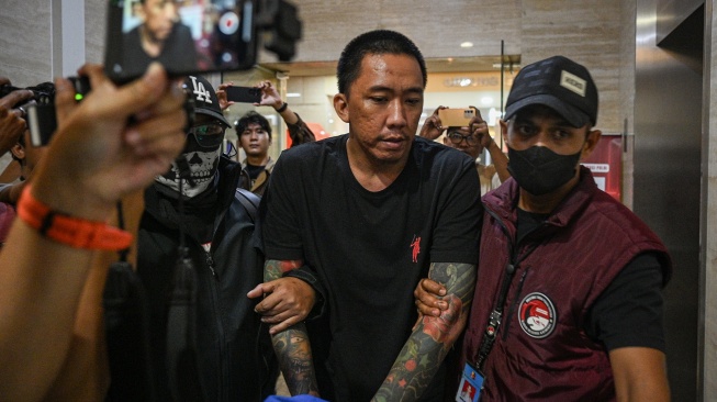 Petugas menggiring buronan kasus peredaran narkotika lintas negara Bayu Wicaksono alias Encek (kedua kanan) setibanya di Bareskrim Polri, Jakarta, Minggu (30/8/2026). [ANTARA FOTO/Fauzan/nym]