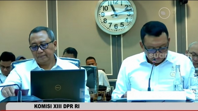 Wakil Menteri Sekretariat Negara (Wamensesneg), Bambang Eko, memaparkan Rencana Kerja dan Anggaran (RKA) Kementerian Sekretariat Negara untuk Tahun Anggaran 2027 dalam Rapat Kerja bersama Komisi XIII DPR RI di Kompleks Parlemen, Senayan, Jakarta, Senin (31/8/2026). (tangkap layar)