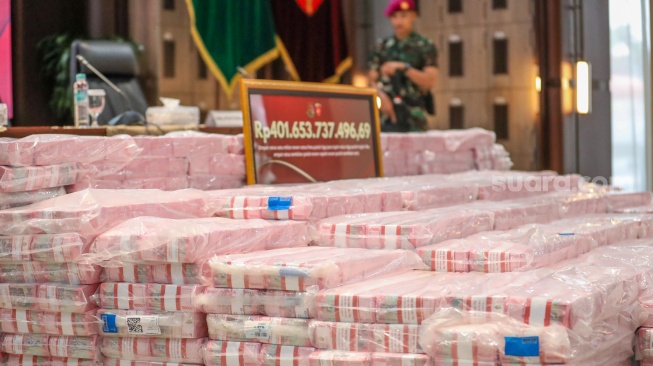 Barang bukti berupa uang tunai senilai Rp 401 Miliar terkait kasus dugaan korupsi tata kelola nikel ditampilkan saat konferensi pers di Gedung Bundar, Kejaksaan Agung, Jakarta, Senin (31/8/2026). [Suara.com/Alfian Winanto]