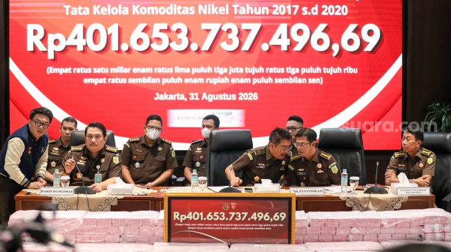 Direktur Penyidikan Jampidsus Kejagung Saiful Bahri Siregar (tengah), Kasubdit Penyidikan TPK dan TPPU pada Direktorat Penyidikan Jampidsus Abvianto Syaifulloh (kanan) dan Kepala Bidang Hubungan Media dan Kehumasan Puspenkum Kejagung Tri Sutrisno  (kiri) memberikan keterangan terkait kasus dugaan korupsi tata kelola nikel saat konferensi pers di Gedung Bundar, Kejaksaan Agung, Jakarta, Senin (31/8/2026). [Suara.com/Alfian Winanto]