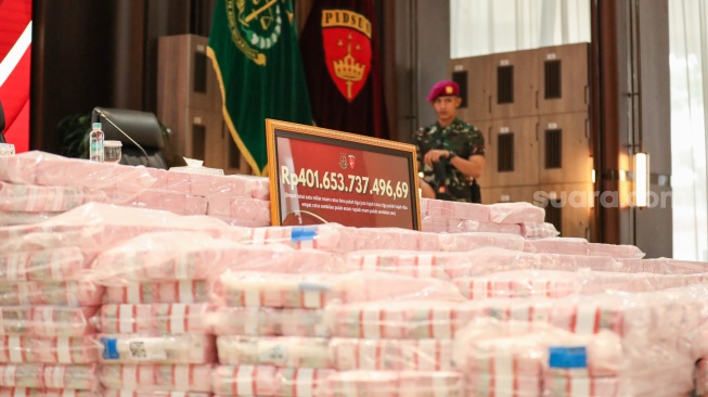 Barang bukti berupa uang tunai senilai Rp 401 Miliar terkait kasus dugaan korupsi tata kelola nikel ditampilkan saat konferensi pers di Gedung Bundar, Kejaksaan Agung, Jakarta, Senin (31/8/2026). [Suara.com/Alfian Winanto]