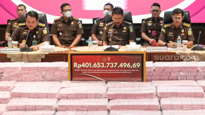 Direktur Penyidikan Jampidsus Kejagung Saiful Bahri Siregar (tengah), Kasubdit Penyidikan TPK dan TPPU pada Direktorat Penyidikan Jampidsus Abvianto Syaifulloh (kanan) dan Kepala Bidang Hubungan Media dan Kehumasan Puspenkum Kejagung Tri Sutrisno  (kiri) memberikan keterangan terkait kasus dugaan korupsi tata kelola nikel saat konferensi pers di Gedung Bundar, Kejaksaan Agung, Jakarta, Senin (31/8/2026). [Suara.com/Alfian Winanto]