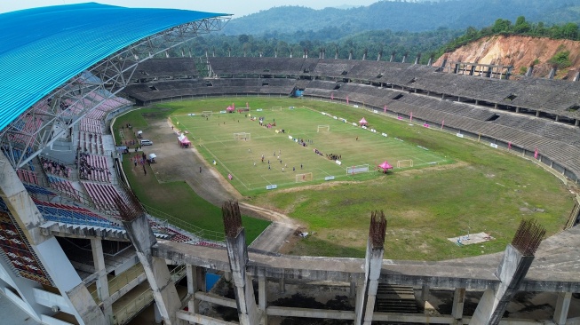 Foto udara pertandingan Sumatera Junior League kategori Kelompok Umur (KU) 10 tahun dan 12 tahun di Stadion Utama Sumatera Barat di Lubuk Alung, Padang Pariaman, Sumatera Barat, Minggu (30/8/2026). [ANTARA FOTO/Fitra Yogi/nym]