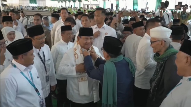 Prabowo Tiba di Jombang, Dapat Sorban Putih dari Pengasuh Ponpes