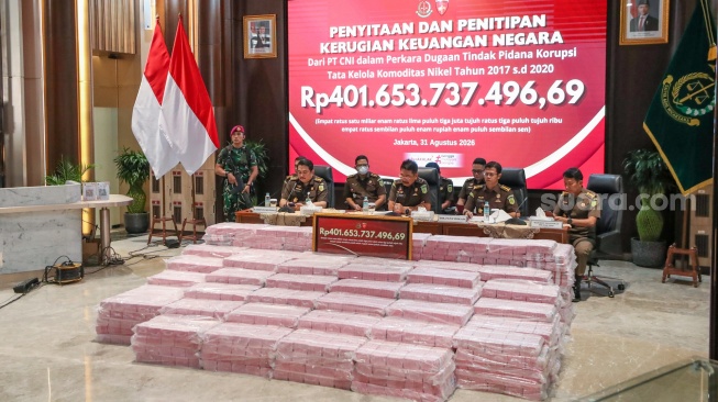 Direktur Penyidikan Jampidsus Kejagung Saiful Bahri Siregar (tengah), Kasubdit Penyidikan TPK dan TPPU pada Direktorat Penyidikan Jampidsus Abvianto Syaifulloh (kanan) dan Kepala Bidang Hubungan Media dan Kehumasan Puspenkum Kejagung Tri Sutrisno  (kiri) memberikan keterangan terkait kasus dugaan korupsi tata kelola nikel saat konferensi pers di Gedung Bundar, Kejaksaan Agung, Jakarta, Senin (31/8/2026). [Suara.com/Alfian Winanto]