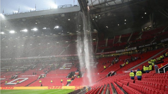 Old Trafford Bocor Lagi saat MU Hajar Ipswich, Ada Apa dengan Stadion MU?