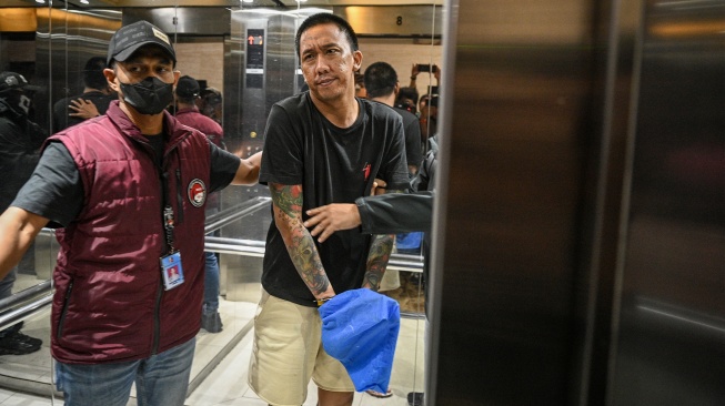 Petugas menggiring buronan kasus peredaran narkotika lintas negara Bayu Wicaksono alias Encek (kanan) setibanya di Bareskrim Polri, Jakarta, Minggu (30/8/2026). [ANTARA FOTO/Fauzan/nym]
