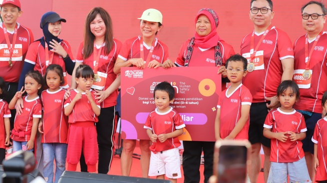Rebecca Tan selaku President Director and CEO Generali Indonesia (tengah), Ratri Paramita selaku Plt Direktur Utama TMII (kedua dari kanan), Muhammad Sidik Heruwibowo selaku Komisaris Utama Bank Raya (kedua dari kiri), Yulius Manto selaku Director Batavia Prosperindo (paling kiri) dan Dr dr Faris Basalamah, SpJP(K) selaku Hospital Director Heartology Cardiovascular Hospital (paling kanan) memebrikan donasi usai Generali Lion Heart Run 2026 di TMII, Jakarta, Minggu (30/8/2026). [handout]