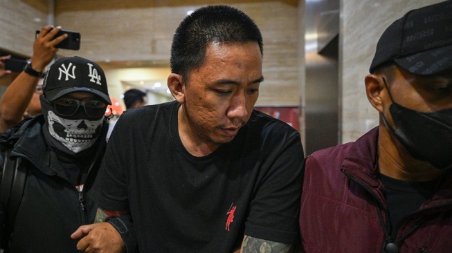 Petugas menggiring buronan kasus peredaran narkotika lintas negara Bayu Wicaksono alias Encek (tengah) setibanya di Bareskrim Polri, Jakarta, Minggu (30/8/2026). [ANTARA FOTO/Fauzan/nym]