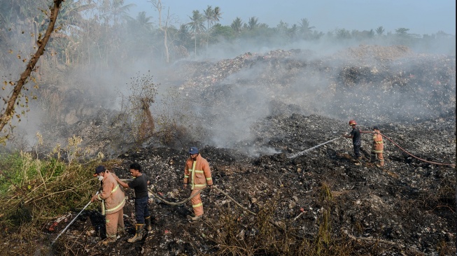 Petugas pemadam kebakaran berusaha memadamkan api di tempat pembuangan akhir (TPA) liar di Waringinkurung, Kabupaten Serang, Banten, Minggu (30/8/2026). [ANTARA FOTO/Muhammad Bagus Khoirunas/nym.]
