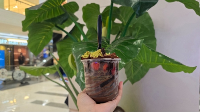 Mencoba Dessert Viral Dubai Chewy, Cokelat dan Strawberry dalam Satu Sajian