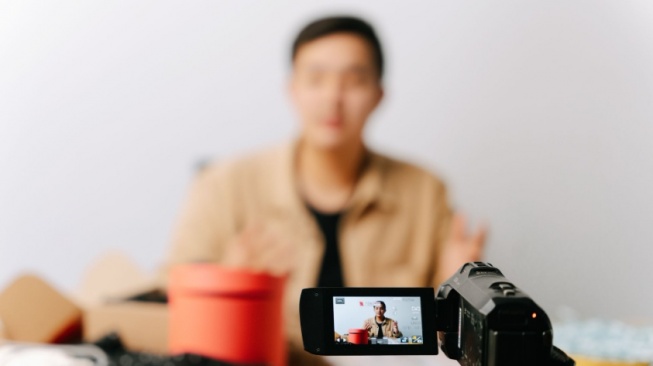 Sisi Gelap 2,6 Miliar Transaksi Video Commerce: UMKM Sejahtera atau Sekadar Capek?
