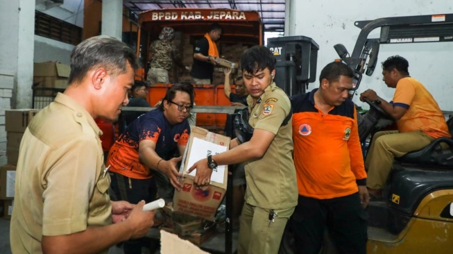 Petugas bersiap mengirimkan bantuan ke NTT. Pemprov Jateng kembali menyalurkan bantuan untuk para korban gempa di NTT.