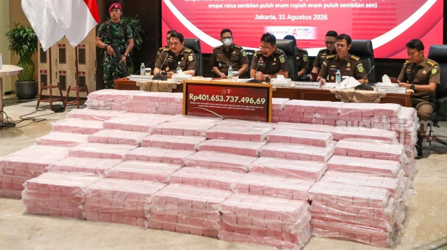 Direktur Penyidikan Jampidsus Kejagung Saiful Bahri Siregar (tengah), Kasubdit Penyidikan TPK dan TPPU pada Direktorat Penyidikan Jampidsus Abvianto Syaifulloh (kanan) dan Kepala Bidang Hubungan Media dan Kehumasan Puspenkum Kejagung Tri Sutrisno  (kiri) memberikan keterangan terkait kasus dugaan korupsi tata kelola nikel saat konferensi pers di Gedung Bundar, Kejaksaan Agung, Jakarta, Senin (31/8/2026). [Suara.com/Alfian Winanto]