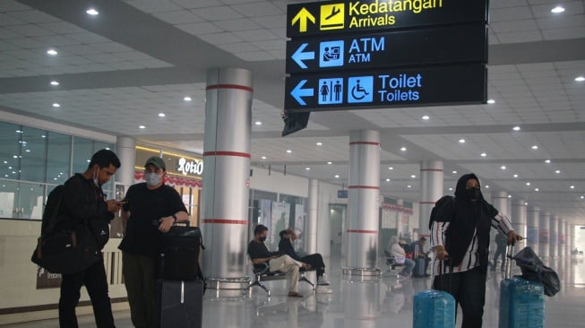 Calon penumpang membawa barang di area bandara saat jadwal penerbangan dibatalkan di Bandar Udara Tjilik Riwut, Palangka Raya, Kalimantan Tengah, Minggu (30/8/2026). [ANTARA FOTO/Auliya Rahman/nym]